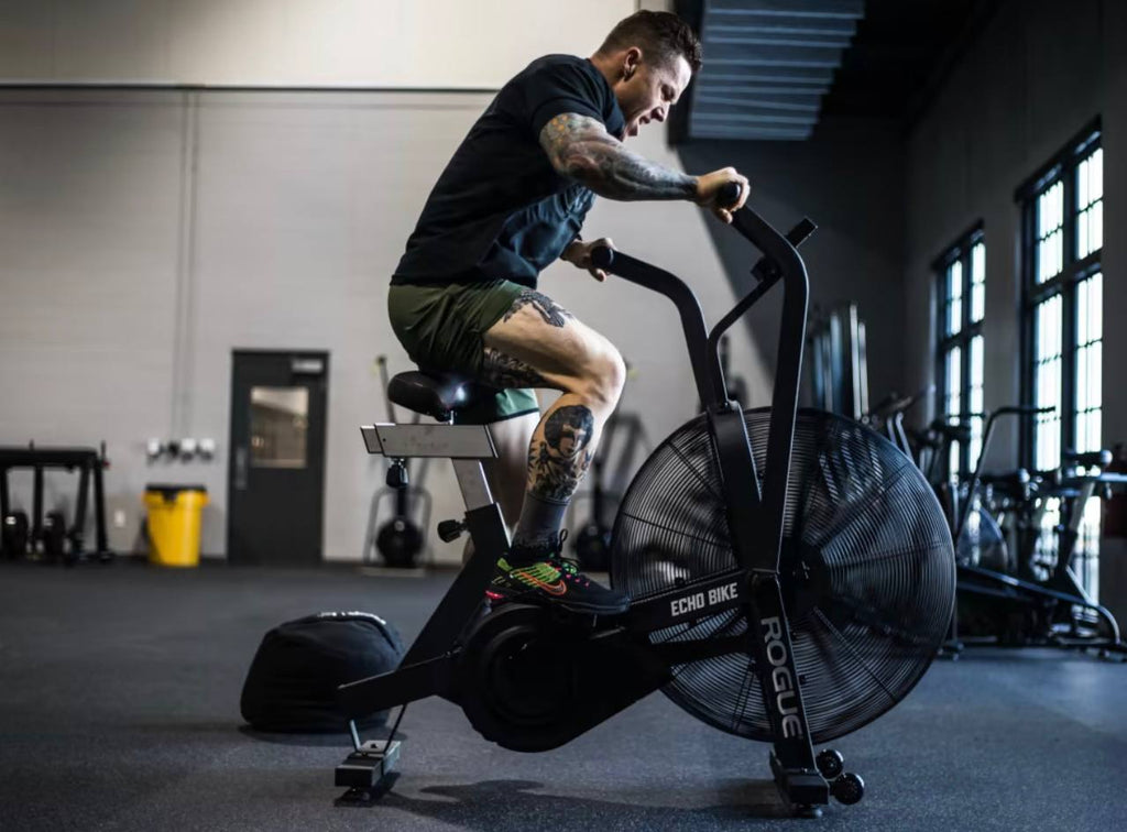 Atleta entrenando en la Rogue Echo Bike 3.0